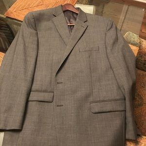 46 R gray suit. Minor wear and tear